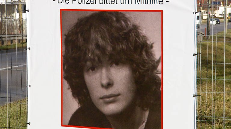 Ein Plakat zeigt ein Passfoto der jungen Frau. Vor 40 Jahren wurde Sabine Rahn aus Heidenheim ermordet. Jetzt geht die Polizei einer neuen Spur nach. DNA vom Tatort ermöglich Hinweise auf den Täter. (Foto: SWR)