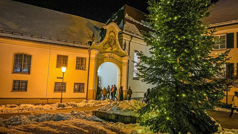 Der Eingang zu einer Kirche. Die Gemeinde Illerkirchberg im Alb-Donau-Kreis hat am Dienstagabend den Opfern des Messerangriffs auf zwei Mädchen von vor einem Jahr gedacht. In der Pfarrkirche St. Sebastian fand ein gemeinsamer Gottesdienst statt. 