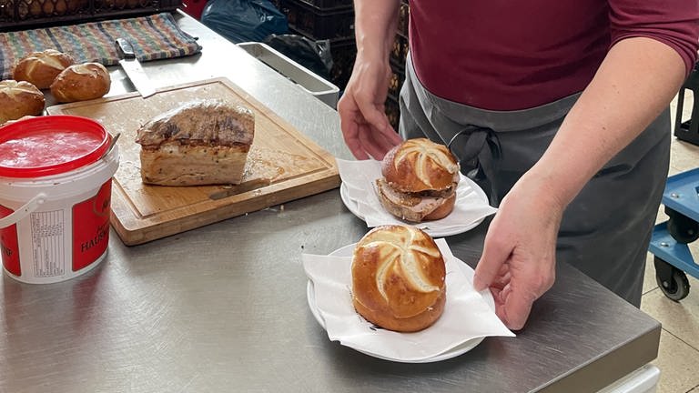 Ihre Ideen sind gar nicht Käse: Bäckerin Andrea Paptian aus Oberelchingen hat sich den Weißwurstleberkäs ausgedacht. (Foto: SWR)