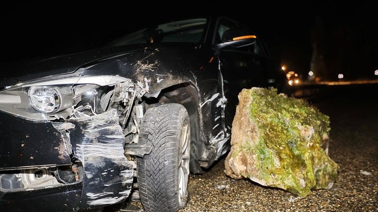 Beschädigtes Auto mit Felsbrocken.Ein größerer Fels ist am Sonntagabend auf der Verbindungsstraße zwischen Blaustein-Arnegg und Klingenstein gegen die Vorderachse eines fahrenden Autos gekracht.