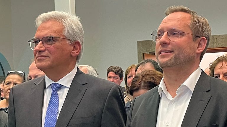 Gunter Czisch (CDU) und Martin Ansbacher (SPD) unmittelbar nach Bekanntgabe des Wahlergebnisses vom 3. Dezember.