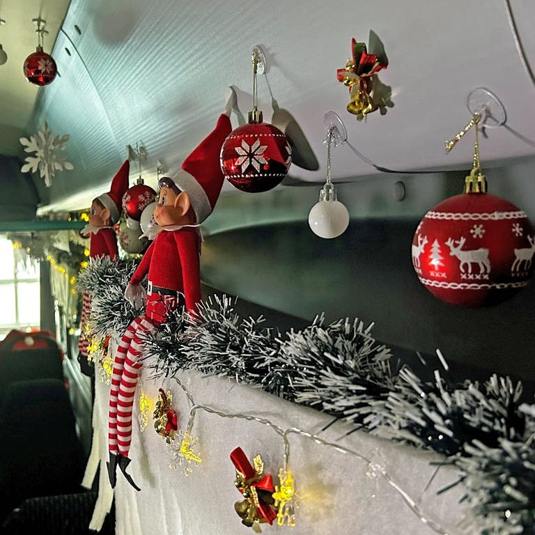 In Schwäbisch Gmünd fährt ein weihnachtlich geschmückter Linienbus. Gute-Laune-Macher im Weihnachtsbus von Heike Silberhorn: Zwischen Papierschneeflocken hängen rote und weiße Christbaumkugelnm, fast wie im Wohnzimmer - nur besser befestigt.