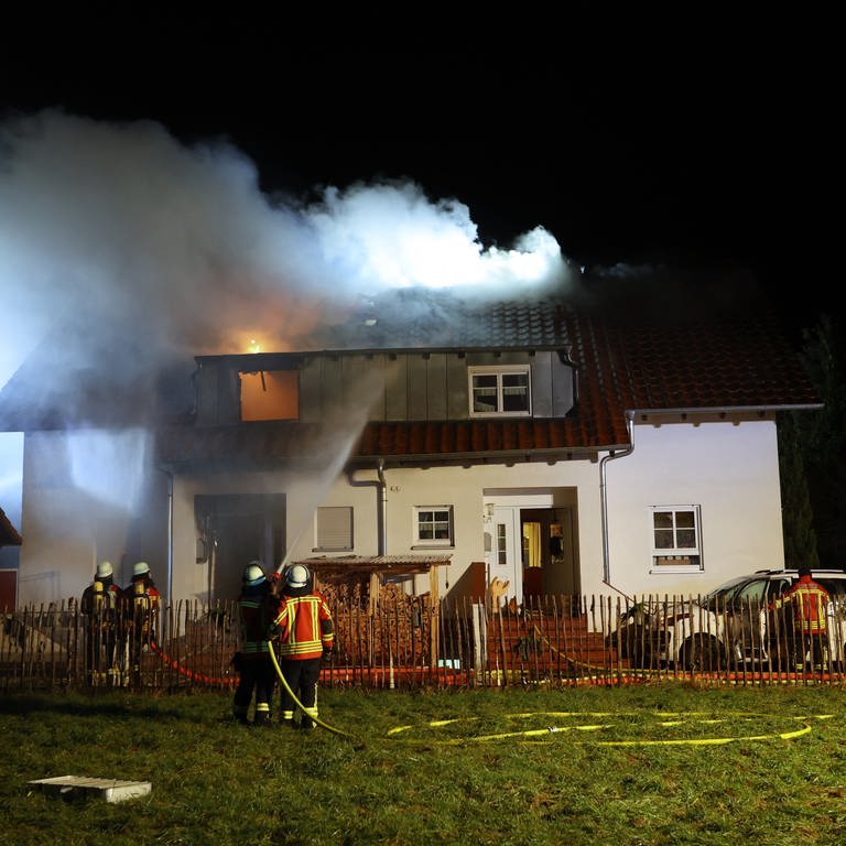 Feuerwehr bei Löscharbeiten: In Dietenheim im Alb-Donau-Kreis ist am Mittwochabend eine Doppelhaushälfte ausgebrannt. Mehr als 50 Feuerwehrleute waren im Einsatz und verhinderten, dass durch den Brand auch die zweite Hälfte des Hauses ausbrannte. 