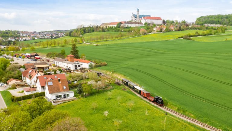 Die Dampflokomotive auf dem Härtsfeld, im Hintergrund das Kloster Neresheim. Die Heimattage 2024 sollen auch den Tourismus auf dem Härtsfeld ankurbeln.
