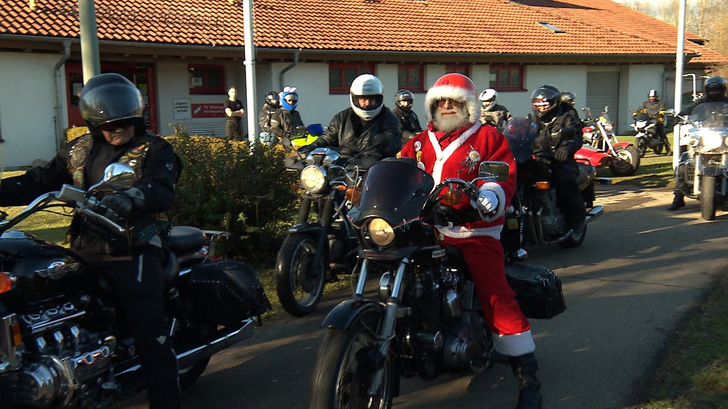 Charles Heilman fährt im Weihnachtsmannkostüm auf seiner Harley los, gefolgt von der Motorradkolonne (Foto: SWR, Justus Madaus)