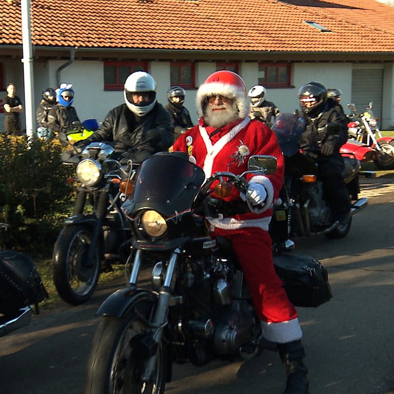 Charles Heilman fährt im Weihnachtsmannkostüm auf seiner Harley los, gefolgt von der Motorradkolonne (Foto: SWR, Justus Madaus)