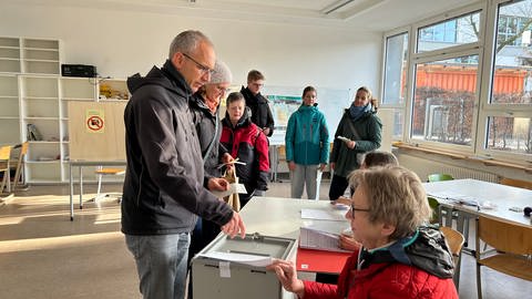 Die Stichwahl des neuen Oberbürgermeisters in Ulm: Die Wählerinnen und Wähler können sich zwischen Amtsinhaber Gunter Czisch von der CDU und SPD-Stadtrat Martin Ansbacher entscheiden.