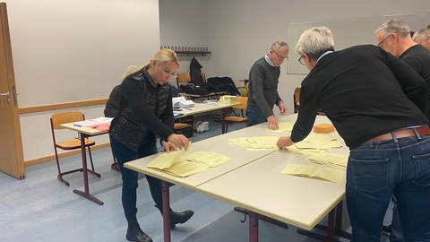 Die Auszählung der Stimmen bei der OB-Stichwahl in Ulm hat begonnen, wie hier an der Adalbert-Stifter-Schule.