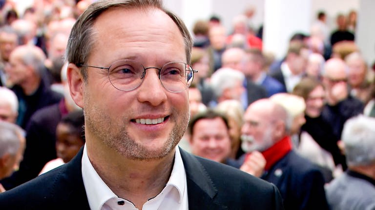 SPD-Stadtrat Martin Ansbacher ist neuer Oberbürgermeister in Ulm. Mit deutlichen Abstand zu Amtsinhaber Gunter Czisch (CDU) ist er am Sonntag gewählt worden, er bekam 55 Prozent der Stimmen.