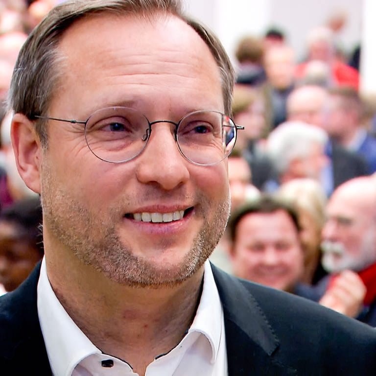 SPD-Stadtrat Martin Ansbacher ist neuer Oberbürgermeister in Ulm. Mit deutlichen Abstand zu Amtsinhaber Gunter Czisch (CDU) ist er am Sonntag gewählt worden, er bekam 55 Prozent der Stimmen. (Foto: SWR)