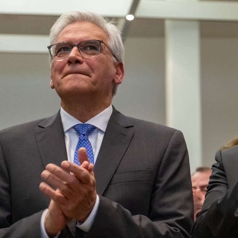Gunter Czisch (CDU, l), Oberbürgermeister von Ulm, steht im Rathaus applaudierend neben seinem designierten Nachfolger Martin Ansbacher (SPD). (Foto: dpa Bildfunk, picture alliance/dpa | Stefan Puchner)