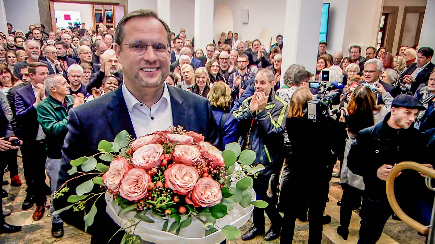 Der künftige Oberbürgermeister von Ulm, Martin Ansbacher (SPD), unmittelbar nach der OB-Wahl im Rathaus. (Foto: SWR)