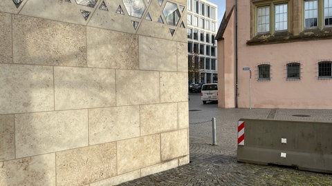 Brandfleck an der Ulmer Synagoge ist beseitigt. Die Spuren sind beseitigt. Vom Brandanschlag auf die Ulmer Synagoge im Juni 2021 ist inzwischen fast nichts mehr zu sehen. Am Donnerstag beginnt der Prozess gegen den mutmaßlichen Täter.