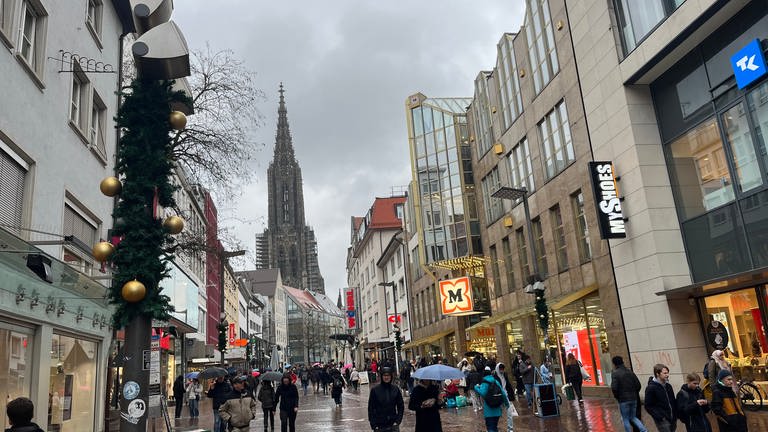 Die Fußgängerzone in Ulm ein paar Tage vor Weihnachten. Die Händler sind mit dem Weihanachtsgeschäft semi-zufrieden. (Foto: SWR, Jannik Volz )