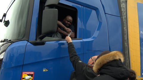 Weihachnachten auf dem Rasthof: Dagmar Bruttig und ihr Lebensgefährte Florian Krauss aus Ulm sind selbst keine Truckerfahrer, aber sie beschenken gern Brummifahrer, die Weihnachten auf dem Rasthof verbringen. (Foto: SWR, Peter Schmid)