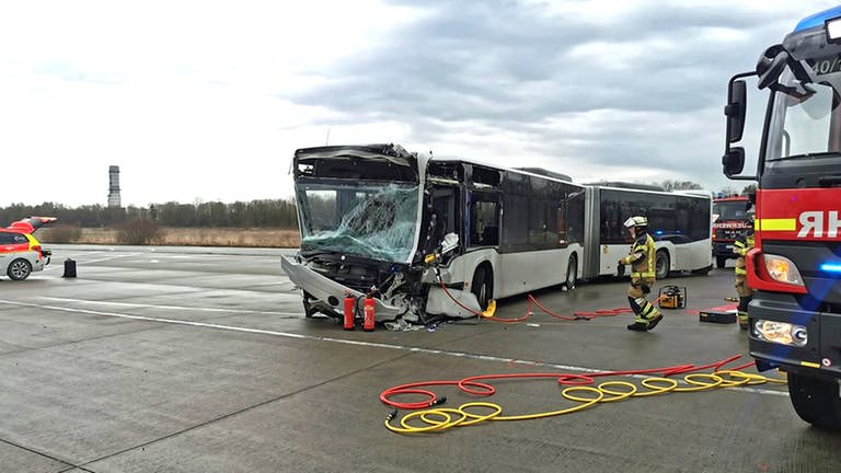 Nach dem Busunfall eines 17-Jährigen, gegen den das Verfahren eingestellt worden ist, auf dem Testgelände von Evobus in Leipheim eilt ein Feuerwehrmann zu dem verunglückten Bus.
