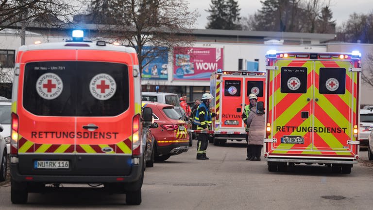 Unfall mit Kind am Neu-Ulmer Donaubad - mehrere Rettungs- und Feuerwehrautos  im Einsatz  