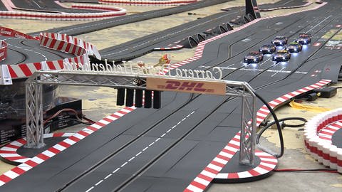 Die Spielzeugautos sind bereit zum Start auf der 214 Meter langen Carrera-Bahn von Michael Wolf aus Heidenheim.  (Foto: SWR)