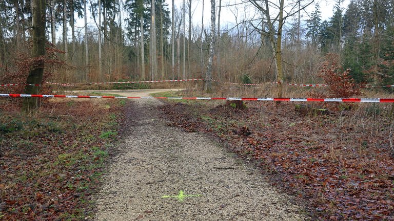 Der Tatort nach der versuchten Tötung einer 15-Jährigen im Ulmer Stadtteil Wiblingen nahe einer Freizeitsportanlage. Das Motiv ist weiter unklar. 