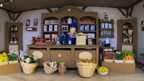 In einem kleinen Puppenhaus hat Regina Rettenmaier ein komplettes Lebensmittelgeschäft samt Verkaufsware gestaltet. Das Obst und Gemüse für ihre Puppenhäuser macht Regina Rettenmaier selbst aus Modelliermasse. (Foto: SWR)