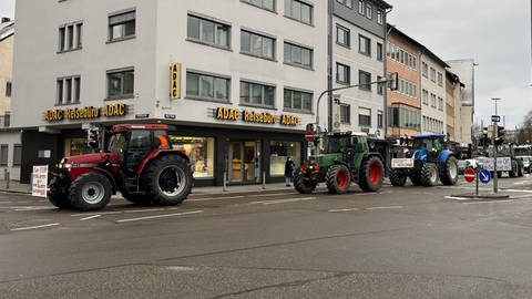 Etwa zehn Traktoren fahren durch die Ulmer Innenstadt.  Es gibt viele solcher "spontanen" Proteste der Landwirte. 