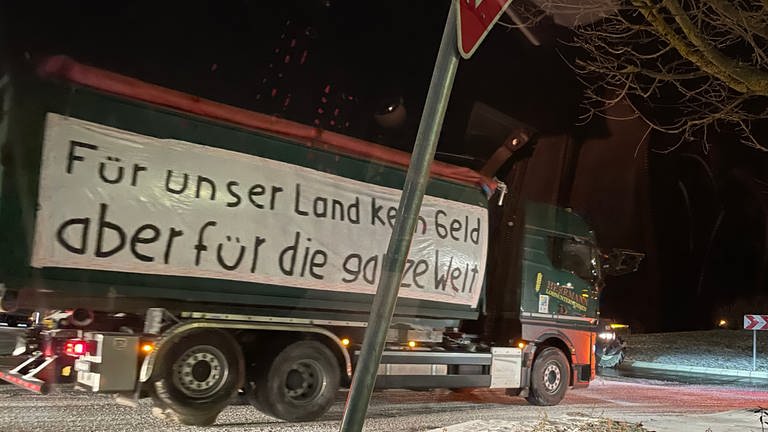 Nicht nur Traktoren mit Bannern sind zu den Protestkundgebungen gefahren, auch einige LKW sind vorgefahren, wie hier in Ulm-Seligweiler.