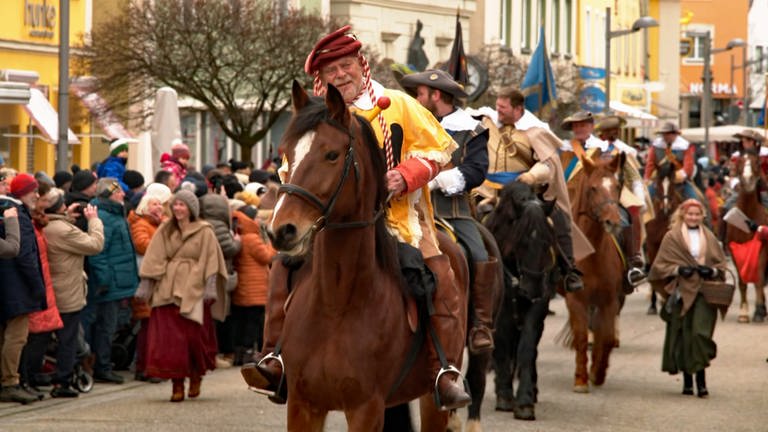 Stolzes Pferd und stolzer Reiter. Ein Reiter beim Umzug durch die Ellwanger Innenstadt beim Kalten Markt im Januar 2024. (Foto: SWR)