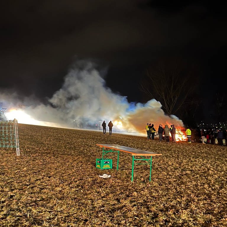 Das Ende des ersten Tages: Die Bauernproteste in Aalen gingen mit einem Mahnfeuer nahe der Limesthermen zu Ende. (Foto: SWR, Jorina Stuber)