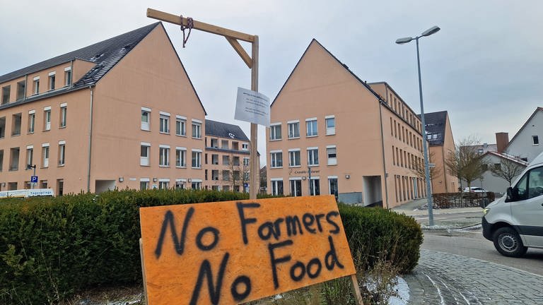 Ein Galgen in Ulm-Wiblingen, inzwischen fehlt die Papp-Ampel. Die Bauern widersprechen einer Vereinnahmung von rechts und wehren sich. (Foto: SWR)