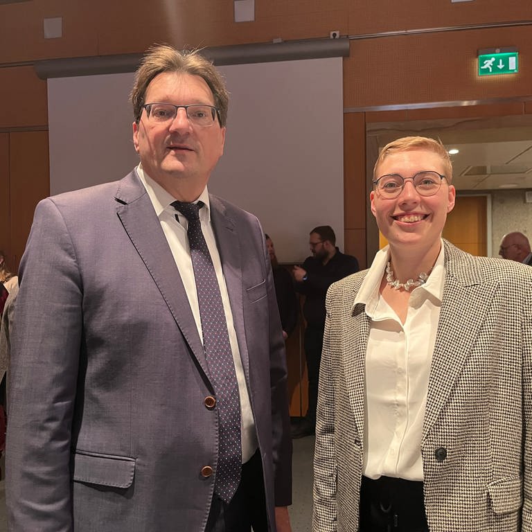 Eva Treu (CSU, rechts) hat bei der Wahl des Neu-Ulmer Landrates die meisten Stimmen bekommen, aber nicht die absolute Mehrheit. In der Stichwahl tritt sie gegen Joachim Eisenkolb (Freie Wähler) an.