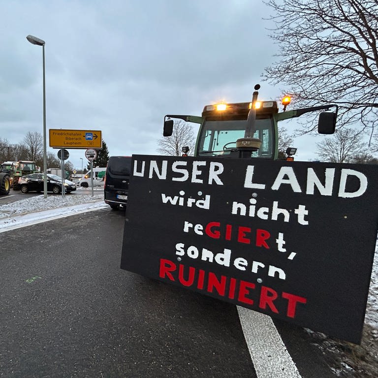 Protestierende Landwirte auch im Ulmer Donautal: Der Treckerconvoi traf sich nahe der B30 bei Ulm-Wiblingen. (Foto: SWR)