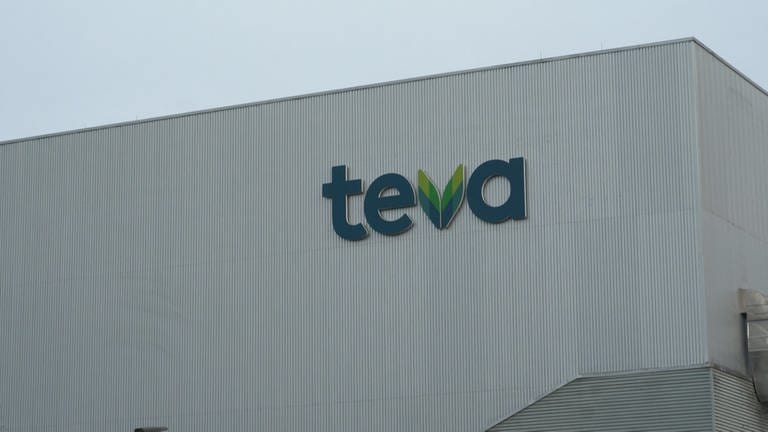 Ein Teva Gebäude in Ulm zeigt sich mit großer Aufschrift des Firmennamens. Zum israelischen Pharma-Konzern Teva gehört auch der Ulmer Arzneimittelhersteller ratiopharm.  (Foto: SWR, Justus Madaus)
