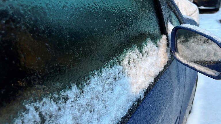 Auto mit einer Eisschicht überzogen. Autofahrer mussten am Mittwochmorgen zuerst ihr Fahrzeug von einer Eisschicht befreien, für die der angekündigte Eisregen gesorgt hatte. (Foto: SWR, Martin Miecznik)