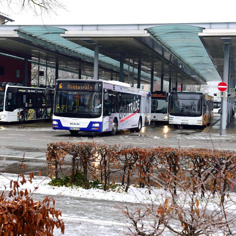 Busse stehen am Busbahnhof in Heidenheim: Busse können die Straßentemperatur für den Winterdienst messen. (Foto: Pressestelle, Stadt Heidenheim)