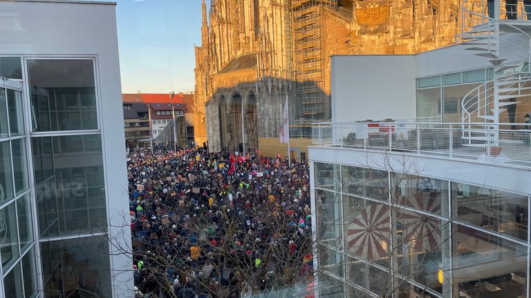 Geschätzte 8.000 bis 10.000 Menschen kamen laut Polizei am Samstag in Ulm zu einer Kundgebung zusammen.