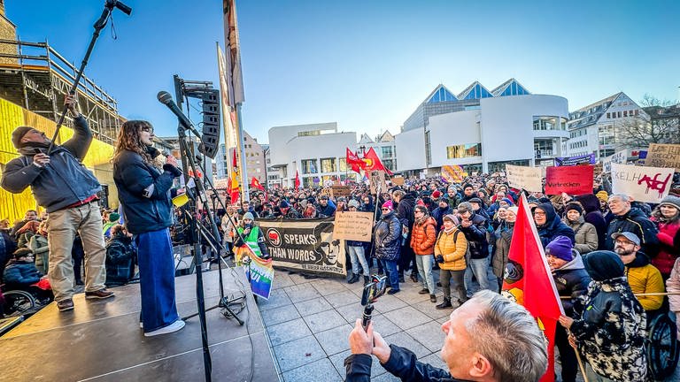 Rund 10.000 Menschen haben in Ulm gegen Rechtsextremismus und für Demokratie demonstriert.