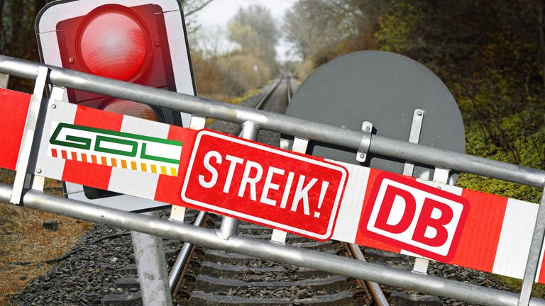 Schranke mit Aufschrift Streik, DB und GDL vor leeren Bahnschienen und rotes Haltesignal. (Symbolbild)