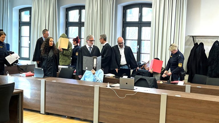 Gerichtssaal: Drei Angeklagte stehen am Landgericht Memmingen seit Dienstag wegen des Doppelmordes an Ehepaar Altenstadt vor Gericht.  (Foto: SWR, Markus Bayha)