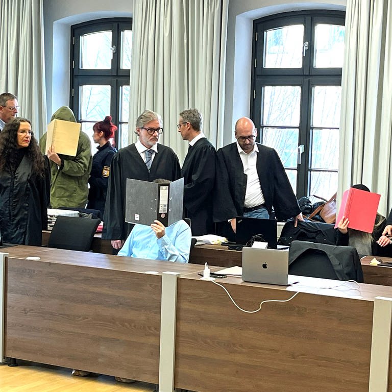 Gerichtssaal: Drei Angeklagte stehen am Landgericht Memmingen seit Dienstag wegen des Doppelmordes an Ehepaar Altenstadt vor Gericht.  (Foto: SWR, Markus Bayha)