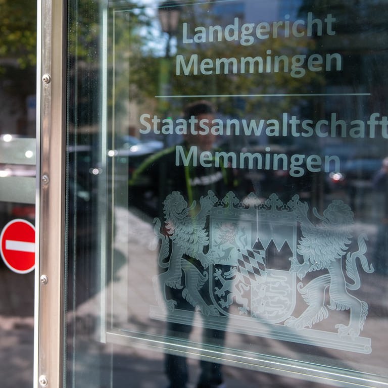 Eingangstür zum Landgericht Memmingen: Der Mord an einem Ehepaar in Altenstadt (Kreis Neu-Ulm) im April 2023 hatte für Entsetzen gesorgt. Jetzt hat der Prozess gegen drei Angeklagte vor dem Landgericht Memmingen begonnen.