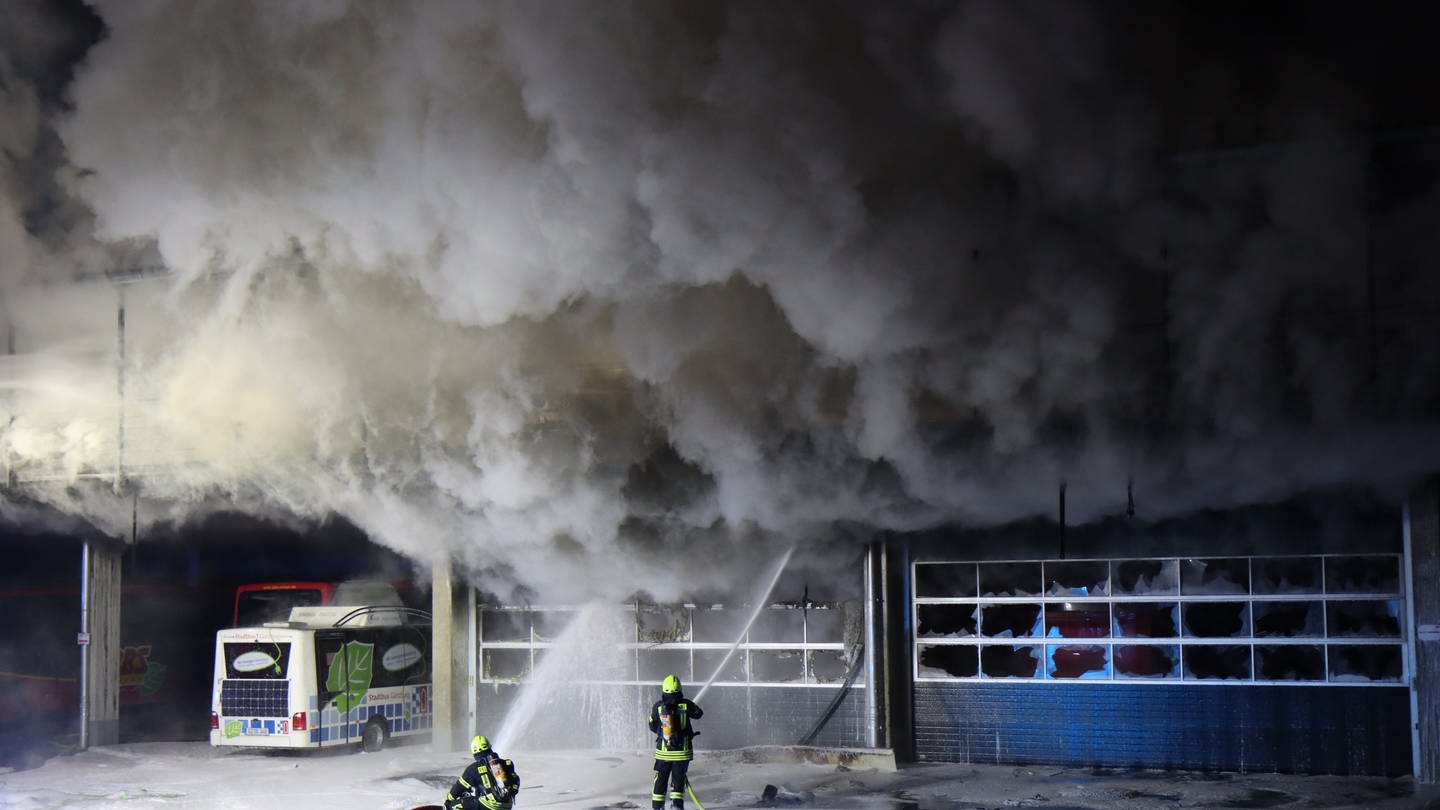 Die Feuerwehr vor Ort bei einem Brand in Günzburg, bei dem zwei Reisebusse zerstört wurden und hoher Sachschaden entstand. (Foto: Mario Obeser)
