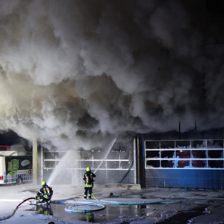 Die Feuerwehr vor Ort bei einem Brand in Günzburg, bei dem zwei Reisebusse zerstört wurden und hoher Sachschaden entstand. 