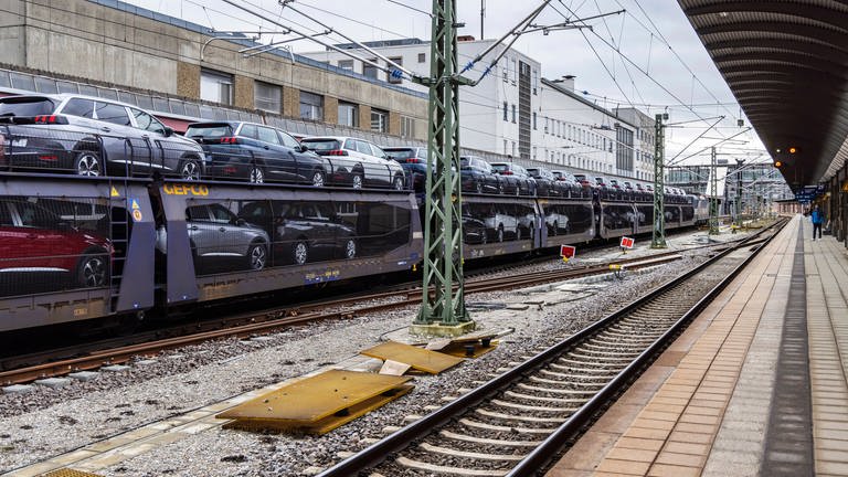 Der Bahnstreik tut dem Gütertransport auf der Schiene gar nicht gut. Unternehmen in Ulm und Ostwürttemberg setzen vermehrt auf LKW-Transporte. (Foto: IMAGO, IMAGO, Arnuf Hettrich)