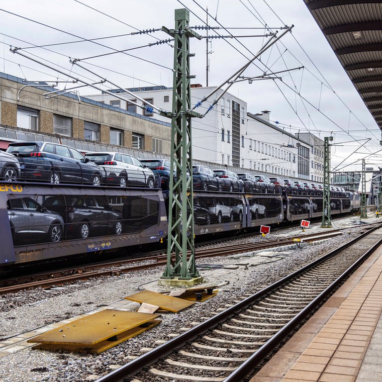 Der Bahnstreik tut dem Gütertransport auf der Schiene gar nicht gut. Unternehmen in Ulm und Ostwürttemberg setzen vermehrt auf LKW-Transporte. (Foto: IMAGO, IMAGO, Arnuf Hettrich)