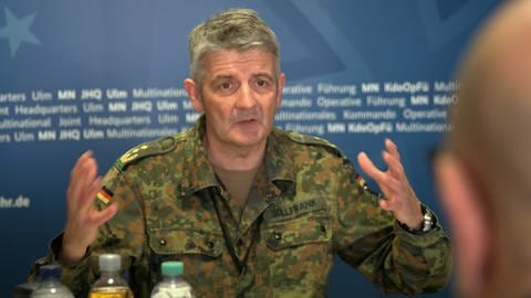 Der Ulmer NATO General Sollfrank vom Multinationalen Kommando Operative Führung beim traditionellen Pressegespräch. Er klärt über die aktuelle Sicherheitslage auf und spricht auch über das größte Manöver seit dem Kalten Krieg. 