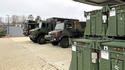 Militärfahrzeuge und Equipment der NATO: Das JSEC-Kommando in Ulm ist beim größten NATO-Manöver seit dem Kalten Krieg miteingebunden.