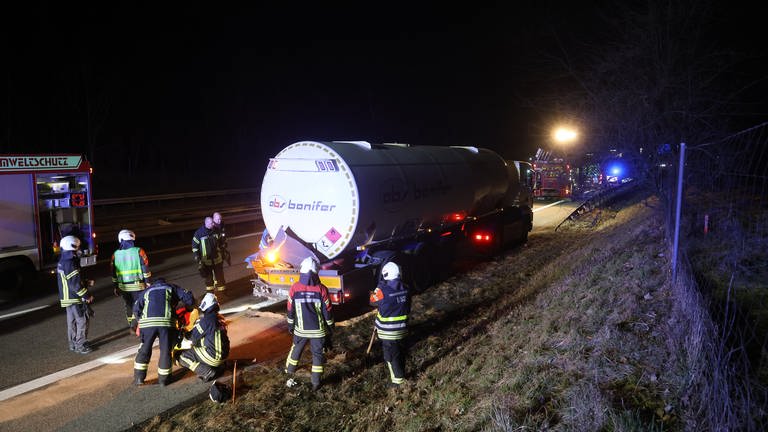 Auf der A8 zwischen Ulm-West und -Ost ist am Donnerstagabend ein Auto in einer Tanklastzug gefahren. (Foto: z-media, Ralf Zwiebler)