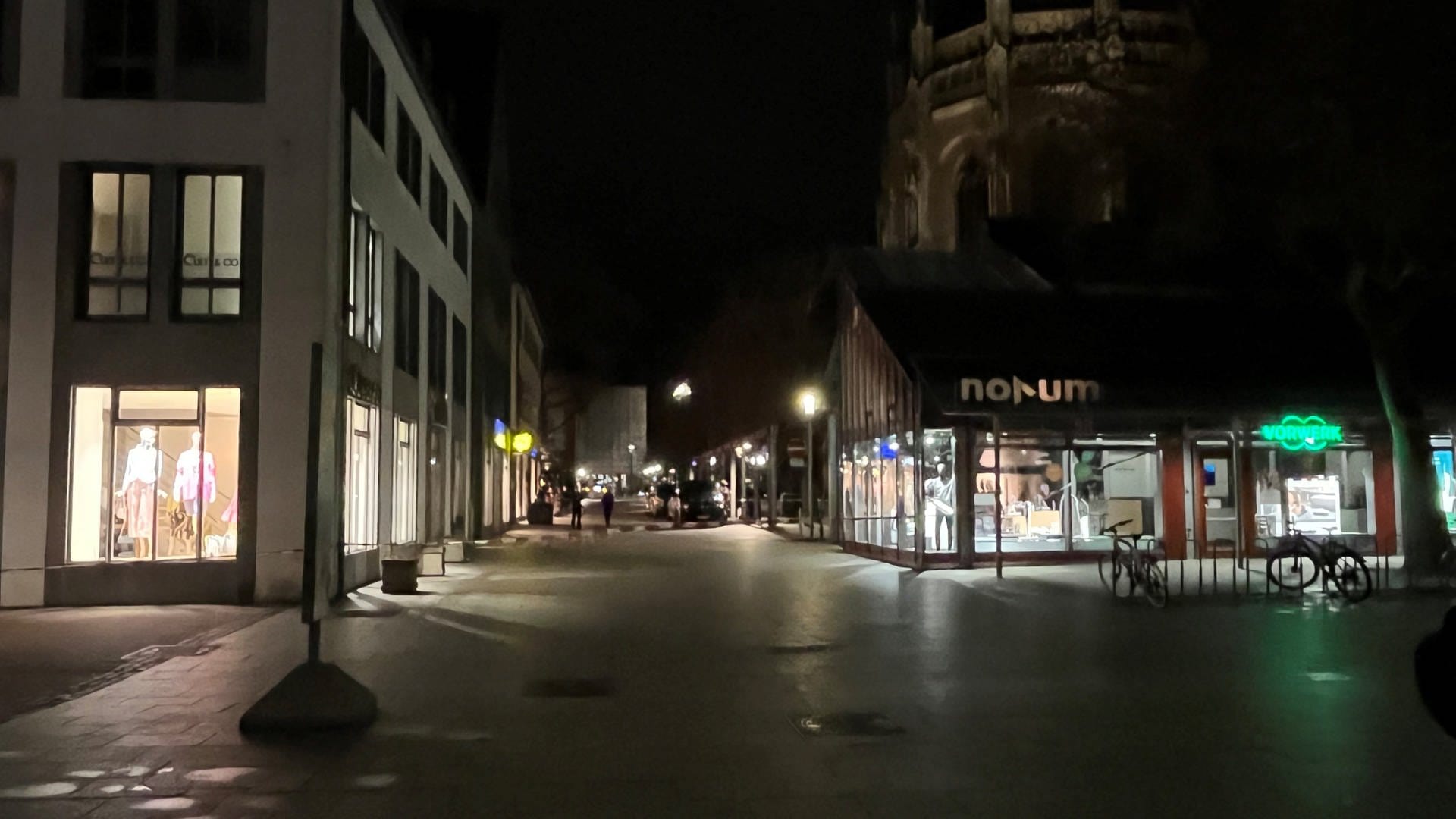 Auf dem Münsterplatz in Ulm hat es am Freitagabend nach Angaben der Polizei eine Geiselnahme gegeben.