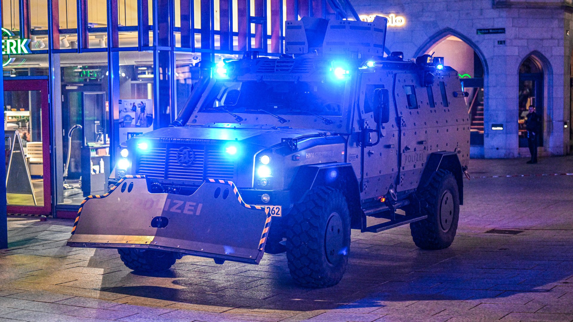 Ein gepanzertes Fahrzeug. Die Polizei hat eine Geiselnahme auf dem Münsterplatz in Ulm beendet.