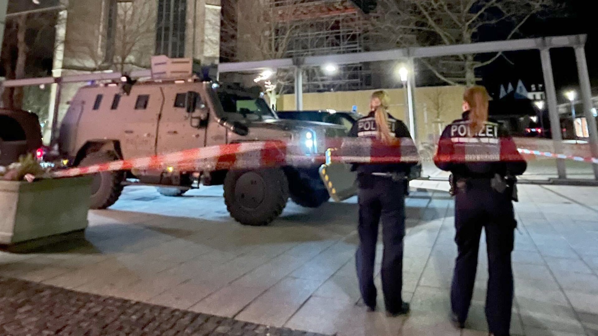 Nach einer Geiselnahme in Ulm hat die Polizei den mutmaßlichen Täter festgenommen. Die Polizei ist mit zahlreichen Kräften vor Ort.